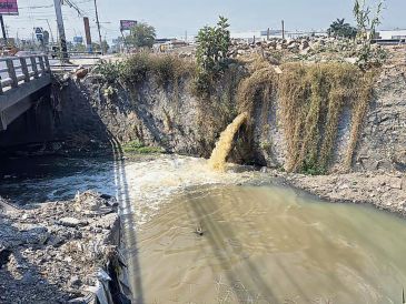 Descargas ilegales de aguas residuales a cauces y canales contaminan el sistema hídrico de la ciudad, ante la débil vigilancia y escasas sanciones. ESPECIAL