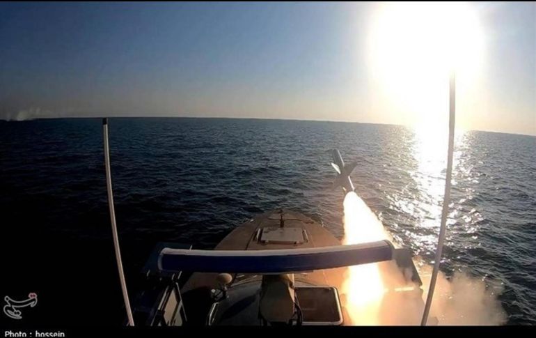 Estas advertencias llegaron después de que Estados Unidos atacara anoche objetivos militares en la isla de Jarg, donde se almacena el 90% del petróleo que Irán exporta al mundo. EFE / Hossein / Tasnim News