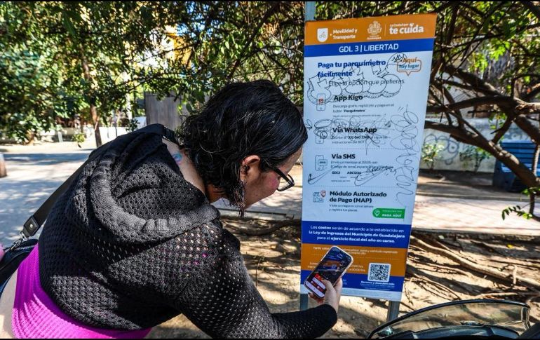 Usuarios reclamaron la falta de información y el hecho de que aún existan carteles de la aplicación anterior respecto al cambio de empresa en el pago del parquímetro en Guadalajara. EL INFORMADOR / A. Navarro