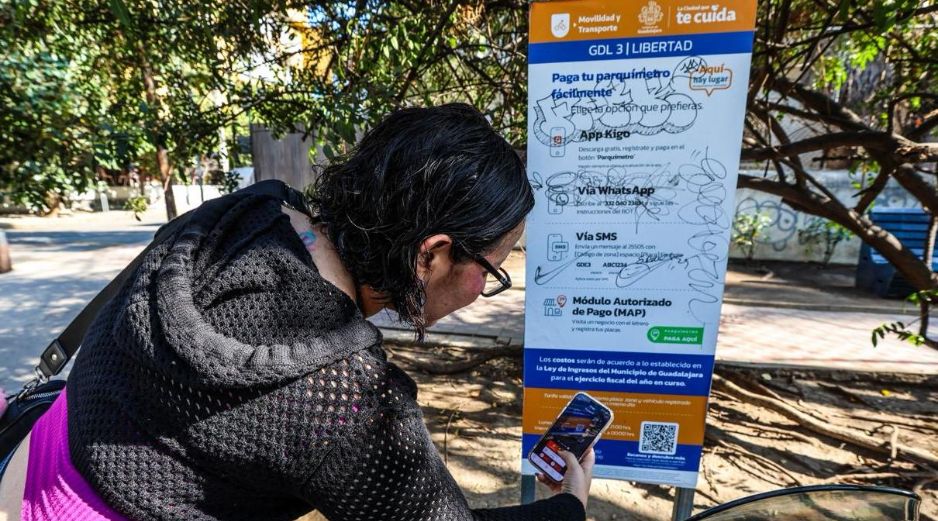 Usuarios reclamaron la falta de información y el hecho de que aún existan carteles de la aplicación anterior respecto al cambio de empresa en el pago del parquímetro en Guadalajara. EL INFORMADOR / A. Navarro