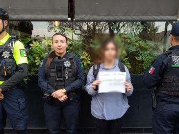 Tras frustrar el intento de secuestro, la estudiante del CUCS fue llevada con su madre por las autoridades. ESPECIAL