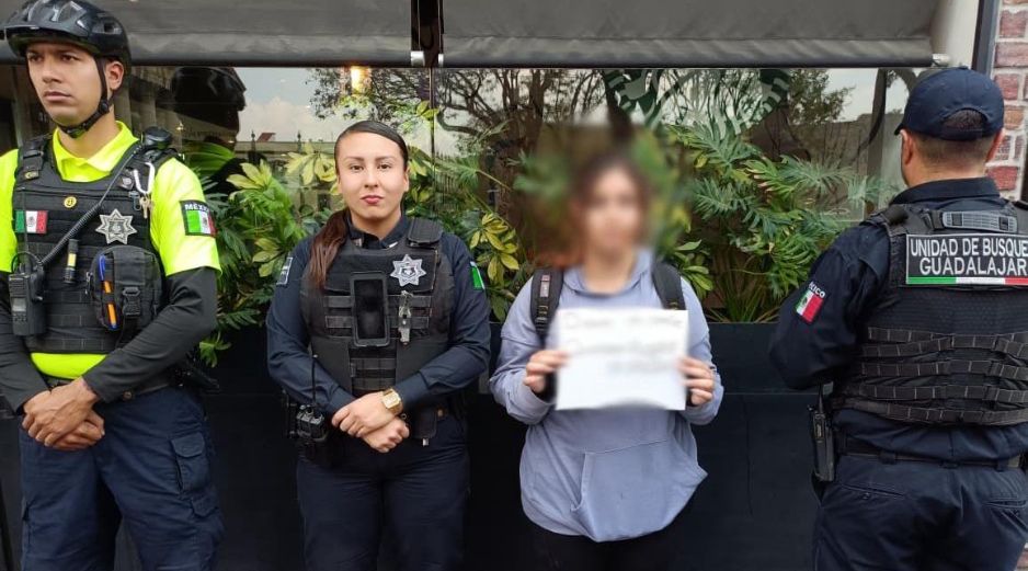 Tras frustrar el intento de secuestro, la estudiante del CUCS fue llevada con su madre por las autoridades. ESPECIAL