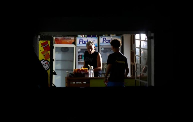 Personas hablan al interior de un mercado durante un apagón en La Habana (Cuba). EFE/ Ernesto Mastrascusa