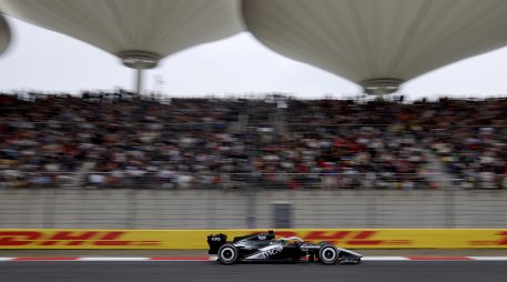 Sergio Pérez cruzó la meta de Shanghái en el puesto 15. EFE/A. Martínez