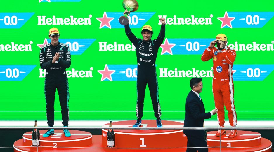 George Russell,  Kimi Antonelli y Lewis Hamilton; los primeros en el GP de China. EFE/A. Plavevski
