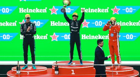 George Russell,  Kimi Antonelli y Lewis Hamilton; los primeros en el GP de China. EFE/A. Plavevski
