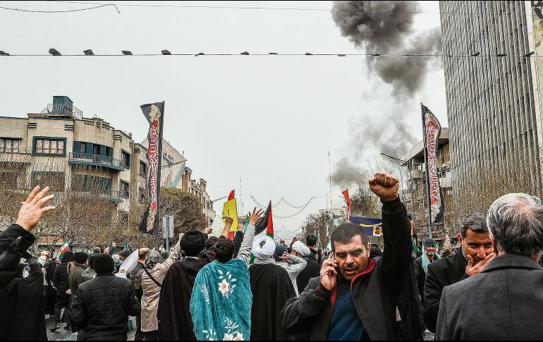 Una manifestación en pro del régimen de los ayatolás marchó entre bombardeos. AFP