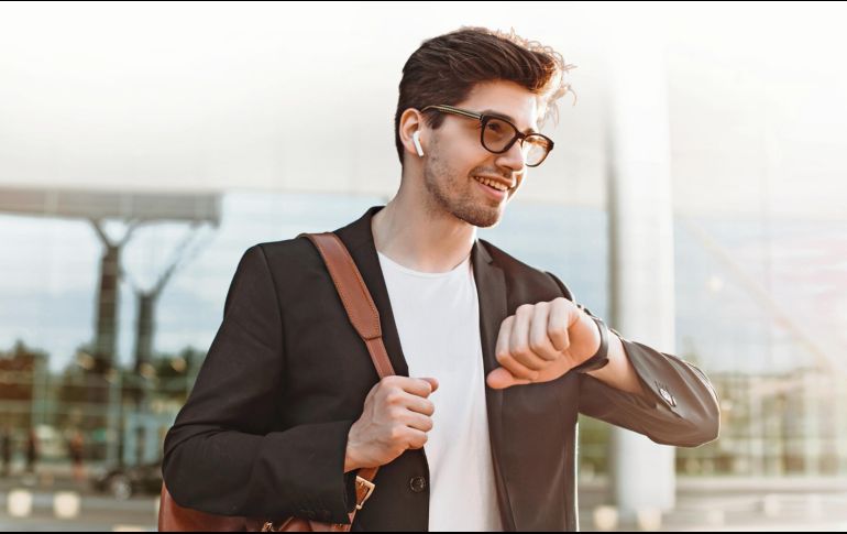 El pase de abordar ya no se dobla en la cartera: ahora vive en el celular o el smartwatch, listo para escanear y seguir el viaje. ESPECIAL