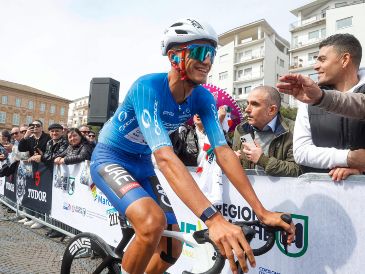 El perfecto desarrollo de del Toro en la "Carrera de los dos mares" cerró este 15 de marzo con "tridente" de oro. EFE / R. Bettini