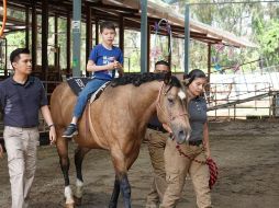 El Centro de Equinoterapia Artemisa aumentó su capacidad de respuesta para niños y niñas con diferentes padecimientos y discapacidades. ESPECIAL / Policía de Guadalajara