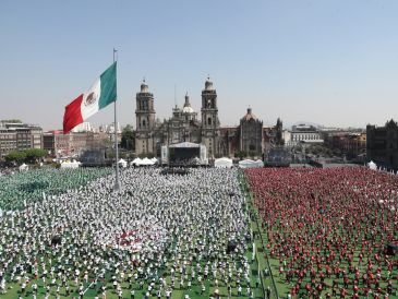 Personas participan en la "Clase masiva de futbol" en la explanada del Zócalo de la Ciudad de México. EFE/M. Guzmán