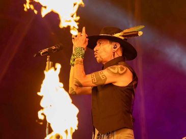 "Lo pasado, pasado", "Pata de perro" y "Solin" amenizaron la noche y abrieron los círculos de "paz y baile" tan característicos de La Maldita Vecindad. SUN / ARCHIVO