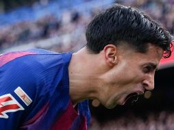 El defensa portugués del FC Barcelona João Cancelo celebra tras anotar durante el partido de LaLiga entre el Barcelona y el Sevilla disputado en el Camp Nou en Barcelona, este domingo. EFE/ E. Fontcuberta
