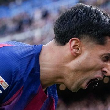 El defensa portugués del FC Barcelona João Cancelo celebra tras anotar durante el partido de LaLiga entre el Barcelona y el Sevilla disputado en el Camp Nou en Barcelona, este domingo. EFE/ E. Fontcuberta