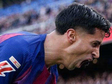 El defensa portugués del FC Barcelona João Cancelo celebra tras anotar durante el partido de LaLiga entre el Barcelona y el Sevilla disputado en el Camp Nou en Barcelona, este domingo. EFE/ E. Fontcuberta