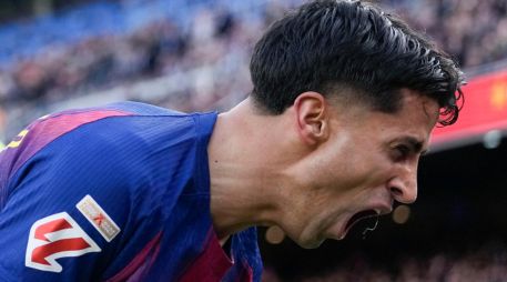 El defensa portugués del FC Barcelona João Cancelo celebra tras anotar durante el partido de LaLiga entre el Barcelona y el Sevilla disputado en el Camp Nou en Barcelona, este domingo. EFE/ E. Fontcuberta