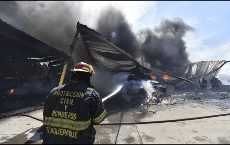 Bomberos estatales y municipales atienden el incendio. ESPECIAL/Protección Civil Jalisco