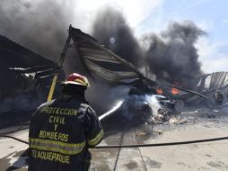 Bomberos estatales y municipales atienden el incendio. ESPECIAL/Protección Civil Jalisco
