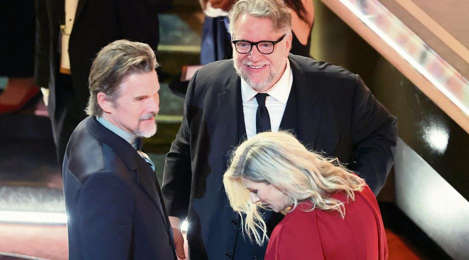 Ethan Hawke y Guillermo del Toro conversan de manera casual durante la edición 98 de los Oscar en el Dolby Theatre de Hollywood, en Los Ángeles, California. AFP