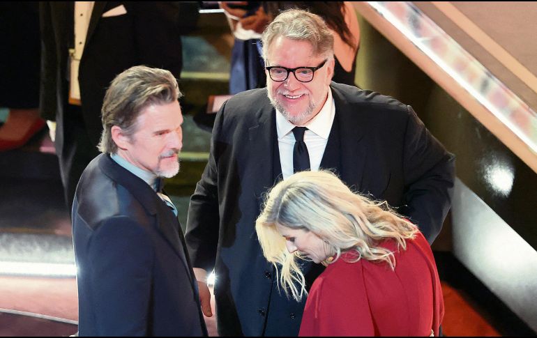 Ethan Hawke y Guillermo del Toro conversan de manera casual durante la edición 98 de los Oscar en el Dolby Theatre de Hollywood, en Los Ángeles, California. AFP