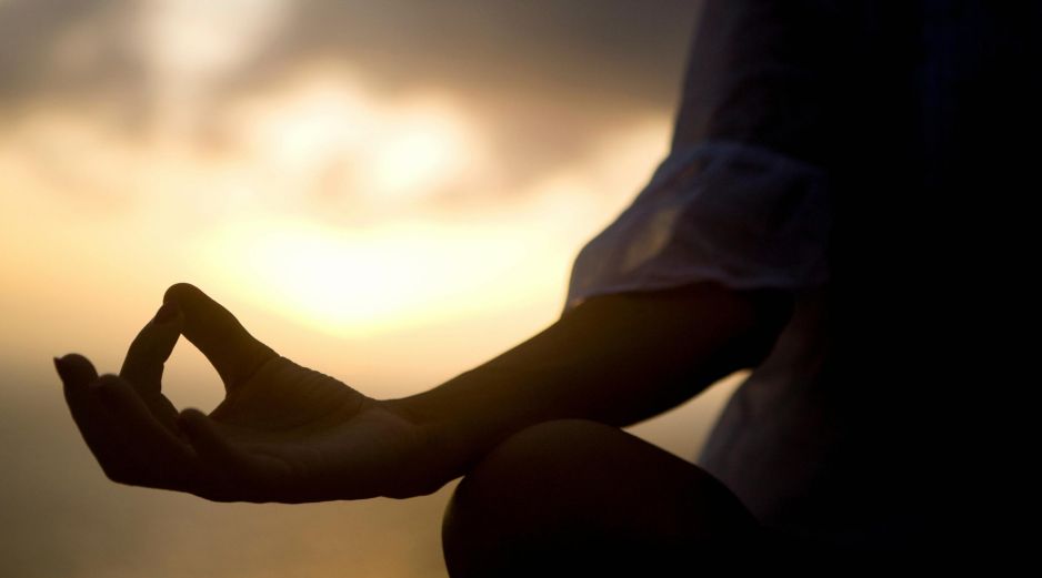 El yoga caliente consiste en realizar posturas y ejercicios de respiración en espacios con temperaturas elevadas, generalmente entre 35 y 40 grados Celsius. ESPECIAL / CANVA