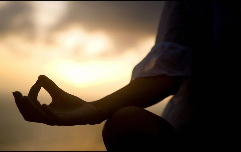 El yoga caliente consiste en realizar posturas y ejercicios de respiración en espacios con temperaturas elevadas, generalmente entre 35 y 40 grados Celsius. ESPECIAL / CANVA