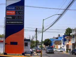 Automovilistas, taxistas y operadores del transporte público señalan que el aumento en el costo del combustible impacta directamente en su economía. EL INFORMADOR/J. Acosta
