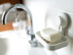 Es fundamental dejar actuar el producto por un periodo de 30 minutos antes de tallar con la escobilla y descargar el agua. UNSPLASH