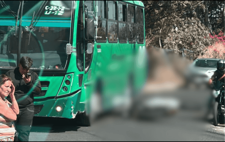 Al arribar al sitio, los oficiales localizaron a un joven motociclista tendido sobre la vía pública, aparentemente inconsciente. ESPECIAL