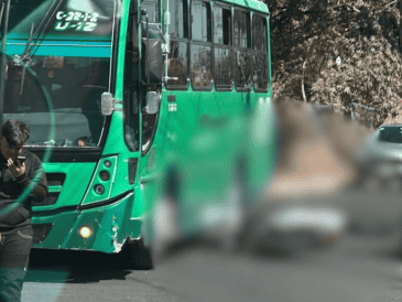 Al arribar al sitio, los oficiales localizaron a un joven motociclista tendido sobre la vía pública, aparentemente inconsciente. ESPECIAL