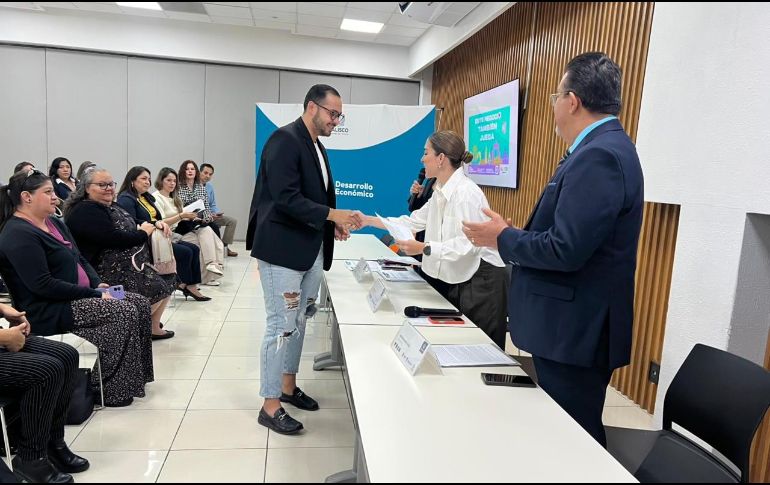 Esta mañana, en las oficinas de la Sedeco, se entregaron los primeros 60 reconocimientos 