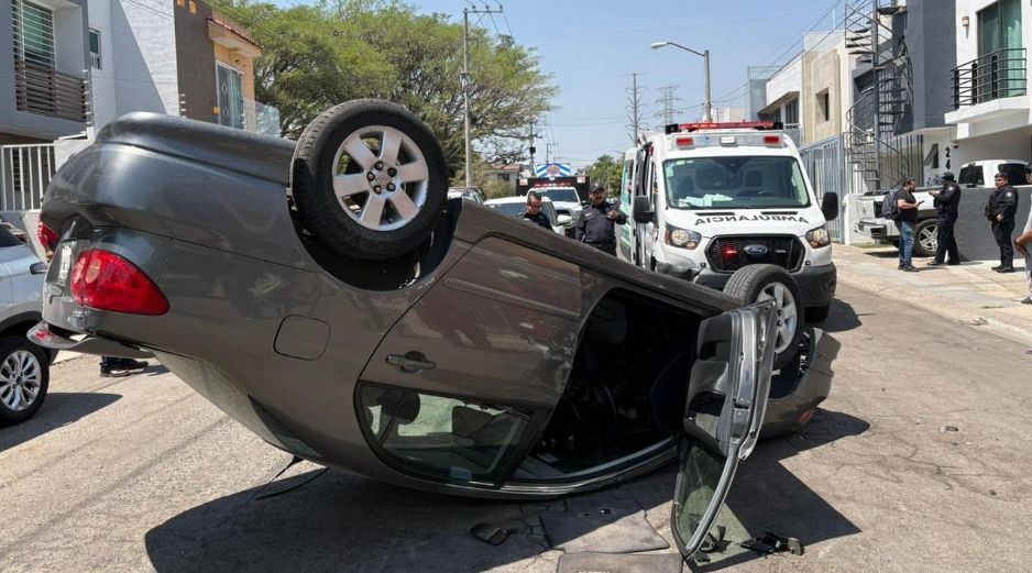 La lesionada fue trasladada a un puesto de socorro por paramédicos municipales para su valoración y seguimiento médico. ESPECIAL.