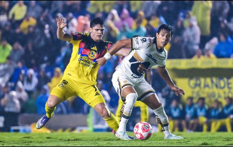 Israel Reyes y José Juan Macias disputan un balón en el torneo anterior. IMAGO7/ ARCHIVO