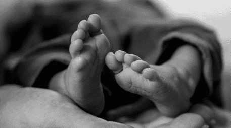 Las enfermedades infecciosas y las lesiones son las principales causas entre los infantes, mientras que los adolescentes mueren más por otras cuestiones. CANVA