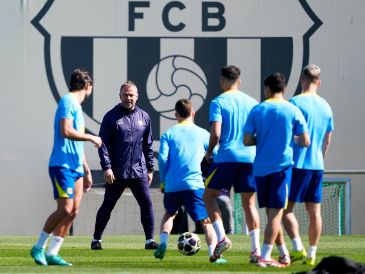 Hansi Flick da indicaciones durante el entrenamiento del Barcelona previo al juego de hoy. EFE/A. García