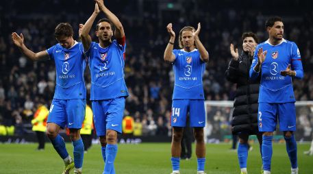 En el conjunto colchonero se vieron forzados a apagar el fuego un par de veces, antes de que se convirtieran en incendios. EFE/ T. AKMEN.