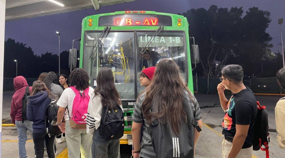 Estudiantes denuncian que los retrasos son de hasta una hora.  X/@SITEURJAL