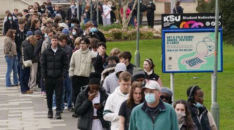 Un grupo de estudiantes forma una fila para recibir antibióticos fuera de un edificio en la Universidad de Kent tras un brote de meningitis. AP/G. Fuller