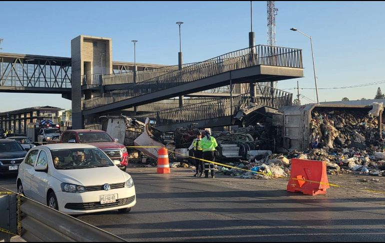 Se trató de un tráiler que cargaba residuos, el cual se impactó contra el puente de una estación Mi Macro Periférico. ESPECIAL