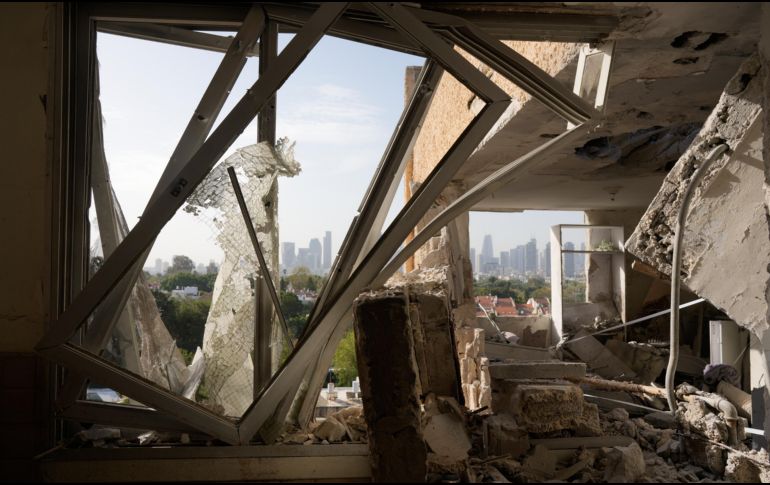 Un apartamento se ve dañado tras un ataque de misil iraní en Tel Aviv, Israel, el 19 de marzo de 2026. AP/M. Levin
