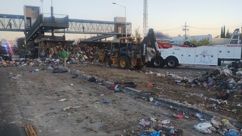 Un tráiler que transportaba basura perdió el control y se impactó contra la estructura del puente peatonal de la estación Agrícola de Mi MacroPeriférico. ESPECIAL&nbsp;