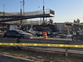 El impacto del tráiler generó daños estructurales en el puente peatonal de la estación de Mi Macro Periférico. ESPECIAL