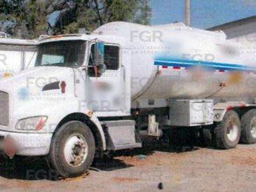 Elementos de Defensa habrían encontrado una pipa abandonada cargada con presunto hidrocarburo en la colonia Venta del Astillero. ESPECIAL / FGR