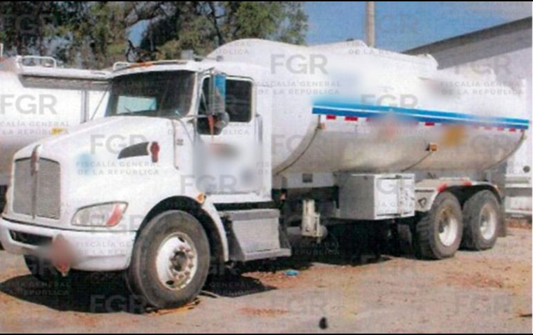 Elementos de Defensa habrían encontrado una pipa abandonada cargada con presunto hidrocarburo en la colonia Venta del Astillero. ESPECIAL / FGR
