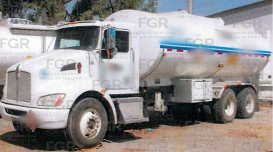 Elementos de Defensa habrían encontrado una pipa abandonada cargada con presunto hidrocarburo en la colonia Venta del Astillero. ESPECIAL / FGR