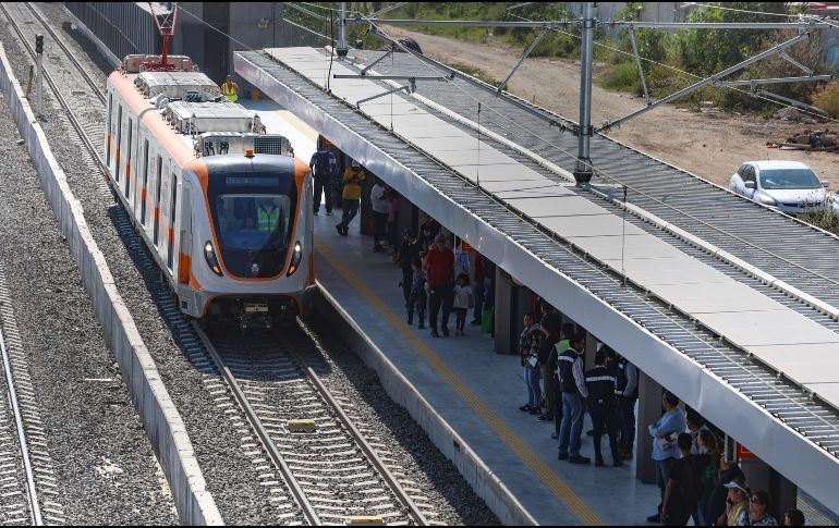 Hasta las 16:30 horas no se había informado sobre la restitución del servicio de esta línea del tren. EL INFORMADOR/A. NAVARRO