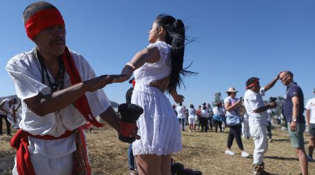 Hacer una oración cristiana, practicar yoga o recibir un sahumerio de copal no genera contradicción en este ambiente. EL INFORMADOR/Archivo