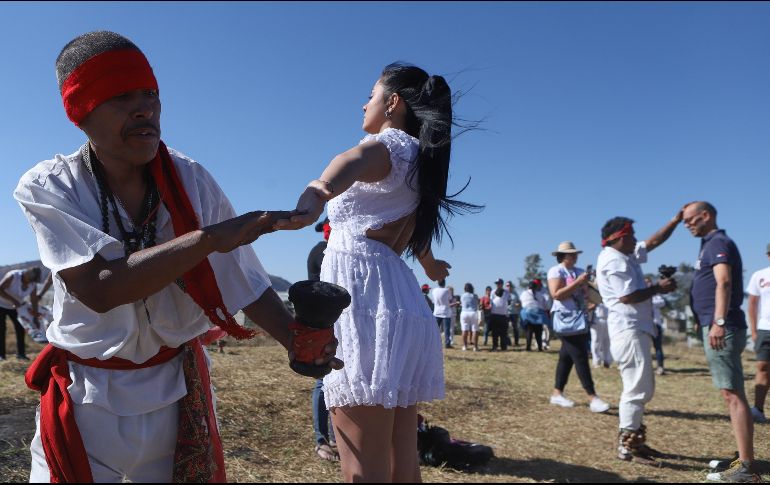 Hacer una oración cristiana, practicar yoga o recibir un sahumerio de copal no genera contradicción en este ambiente. EL INFORMADOR/Archivo