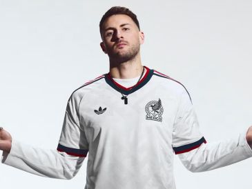 Santiago Giménez con la nueva camiseta de la Selección Nacional. ESPECIAL