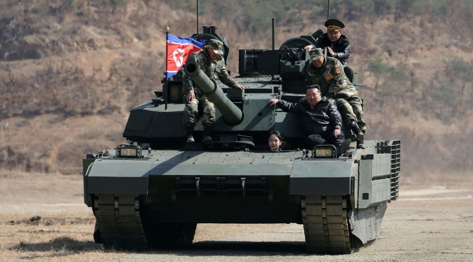 Kim Jong-Un y tres militares montan un tanque conducida por Kim Ju Ae, hija de Kim, en una base de entrenamiento militar. AP/KCNA/Servicio de Noticias de Corea